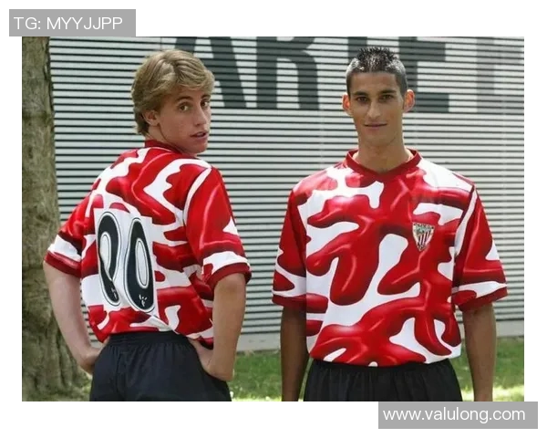 足球明星遭遇抢劫球衣事件引发热议视频曝光背后真相令人震惊 足球明星遭遇抢劫球衣事件引发热议视频曝光背后真相令人震惊